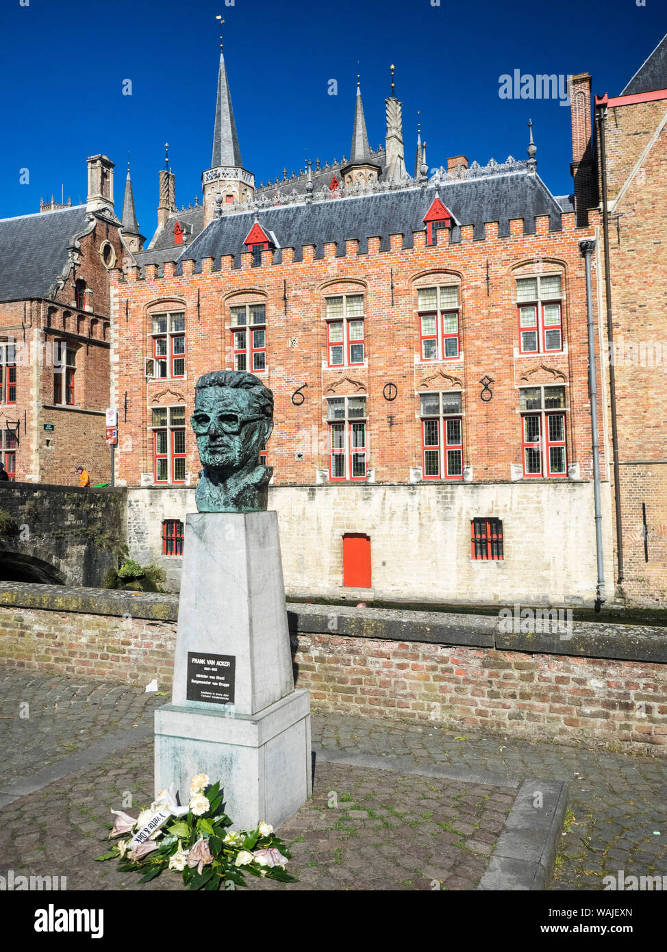 Belgique, Bruges. Frank Van Acker statue longeant le canal Banque D'Images