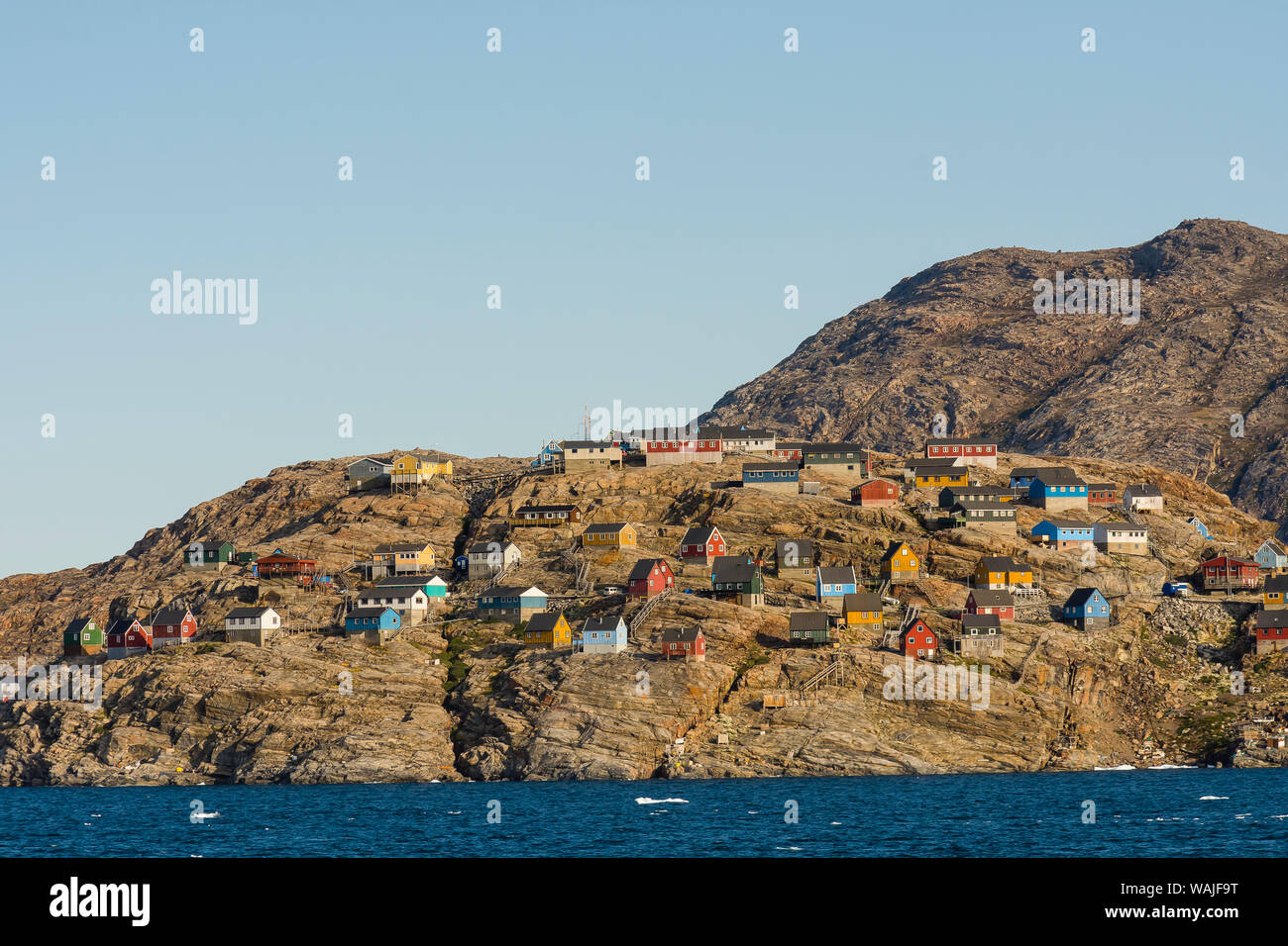 Le Groenland. Uummannaq. Maisons colorées parsèment le paysage rocheux. Banque D'Images