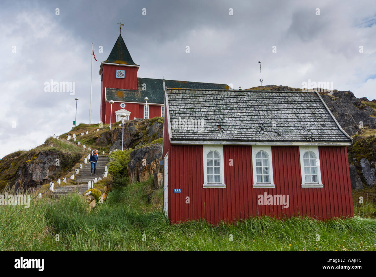 Le Groenland. Sisimiut. Église qui surplombe la ville. Banque D'Images