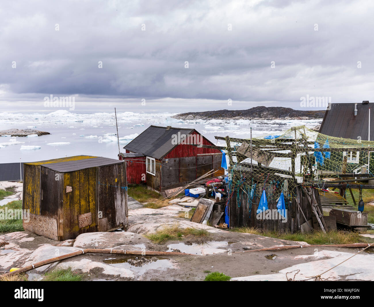 Cabane de pêcheurs traditionnels. Sur la côte d'Ilulissat, ville de La Baie de Disko dans l'ouest du Groenland. La proximité icefjord est inscrit comme site du patrimoine mondial de l'UNESCO. (Usage éditorial uniquement) Banque D'Images