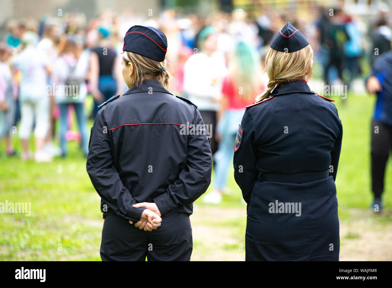 Région de Tcheliabinsk, Russie - Juin 2019 : femmes officiers de police observent le surpeuplement. Deux inconnus en uniforme de la police russe le moniteur Banque D'Images