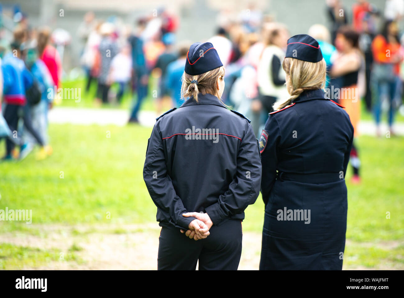 Région de Tcheliabinsk, Russie - Juin 2019 : femmes officiers de police observent le surpeuplement. Deux inconnus en uniforme de la police russe le moniteur Banque D'Images