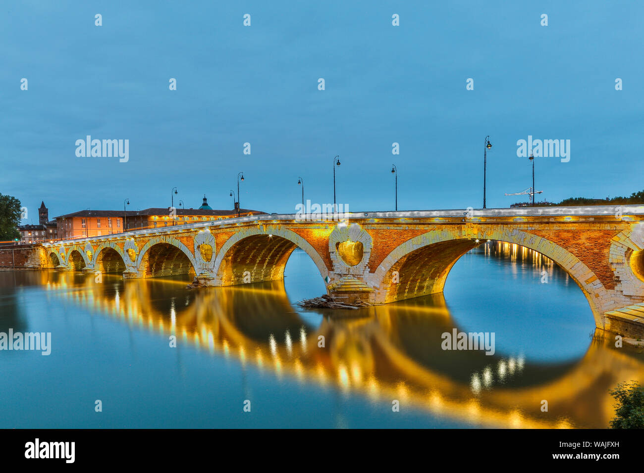 France, Toulouse. Vue sur Pont Neuf et la Garonne au coucher du soleil. Banque D'Images