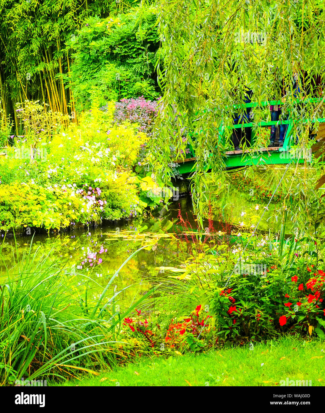 Le jardin de Monet avec les Japonais influencé étang et pont en bois cintrées Banque D'Images