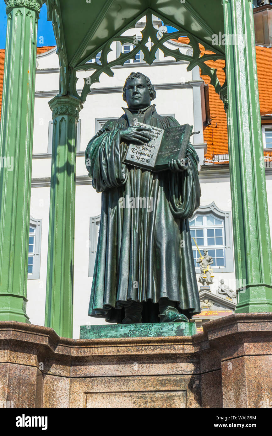 Martin Luther Statue, Place du marché coloré Rathaus, Lutherstadt Wittenberg, Allemagne. Statue de 1800. Banque D'Images