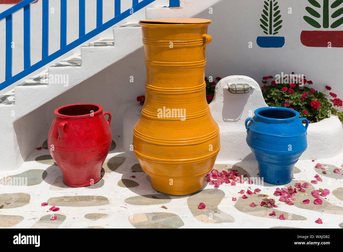 L'Europe, Grèce, Mykonos. Hôtel escalier extérieur et pots. En tant que crédit : Jim Nilsen / Jaynes Gallery / DanitaDelimont.com Banque D'Images