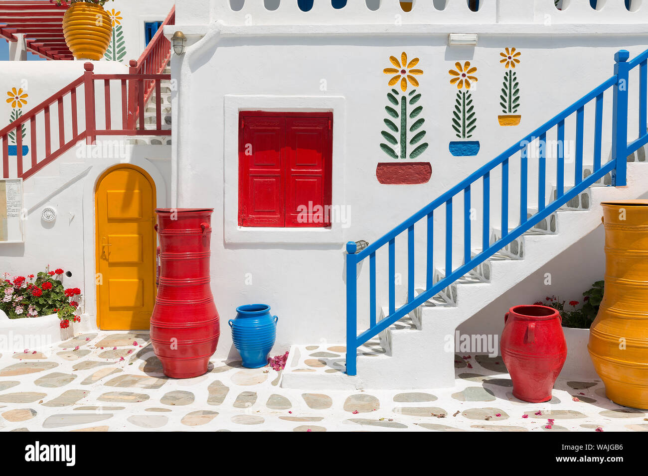 L'Europe, Grèce, Mykonos. Hôtel escalier extérieur et pots. En tant que crédit : Jim Nilsen / Jaynes Gallery / DanitaDelimont.com Banque D'Images