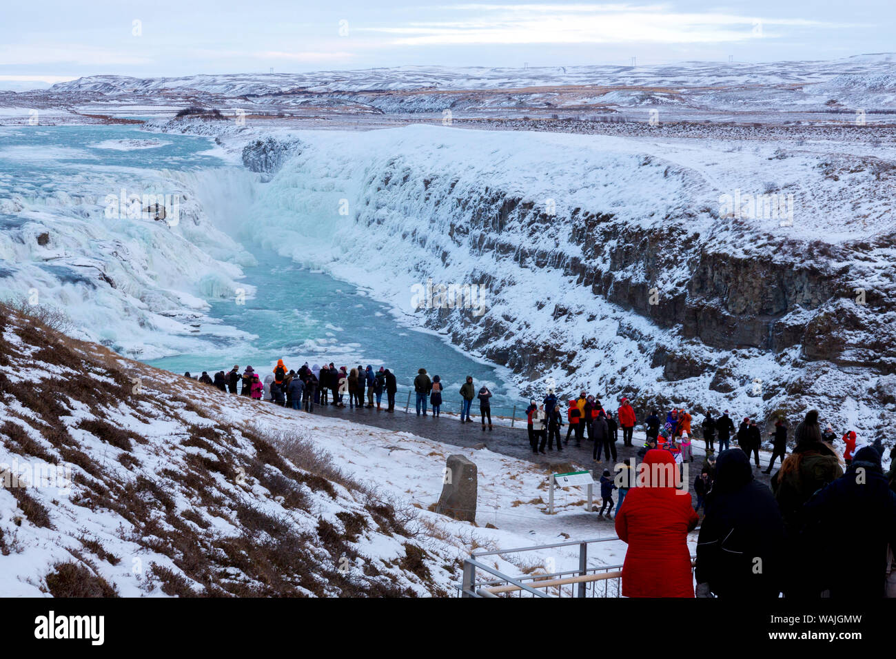 L'Islande, cercle d'or, Gullfoss. Les touristes à la cascade de Gullfoss en hiver. En tant que crédit : Wendy Kaveney Jaynes / Galerie / DanitaDelimont.com Banque D'Images