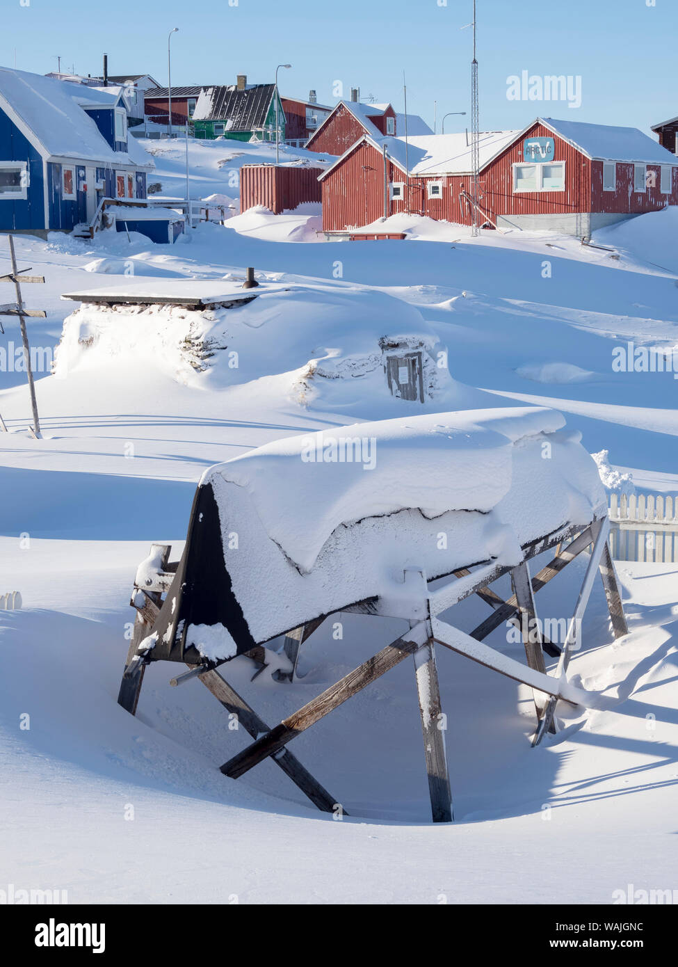 L'Umiak traditionnels. Le Musée Knud Rasmussen. À Ilulissat la rive de la baie de Disko, centre pour le tourisme, l'administration et l'économie. La proximité icefjord est inscrit comme site du patrimoine mondial de l'UNESCO. Le Groenland, le Danemark. (Usage éditorial uniquement) Banque D'Images