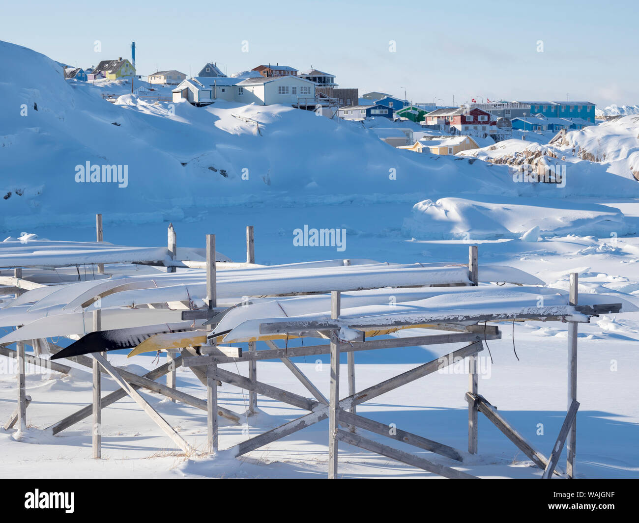 Rack avec les kayaks. À Ilulissat la rive de la baie de Disko, centre pour le tourisme, l'administration et l'économie. La proximité icefjord est inscrit comme site du patrimoine mondial de l'UNESCO. Le Groenland, le Danemark. (Usage éditorial uniquement) Banque D'Images