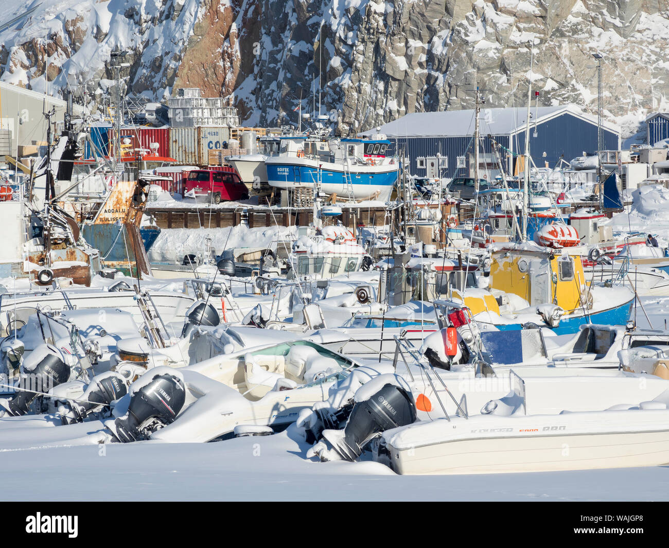 Le port gelé avec les bateaux de pêche. À Ilulissat la rive de la baie de Disko, centre pour le tourisme, l'administration et l'économie. La proximité icefjord est inscrit comme site du patrimoine mondial de l'UNESCO. Le Groenland, le Danemark. Banque D'Images