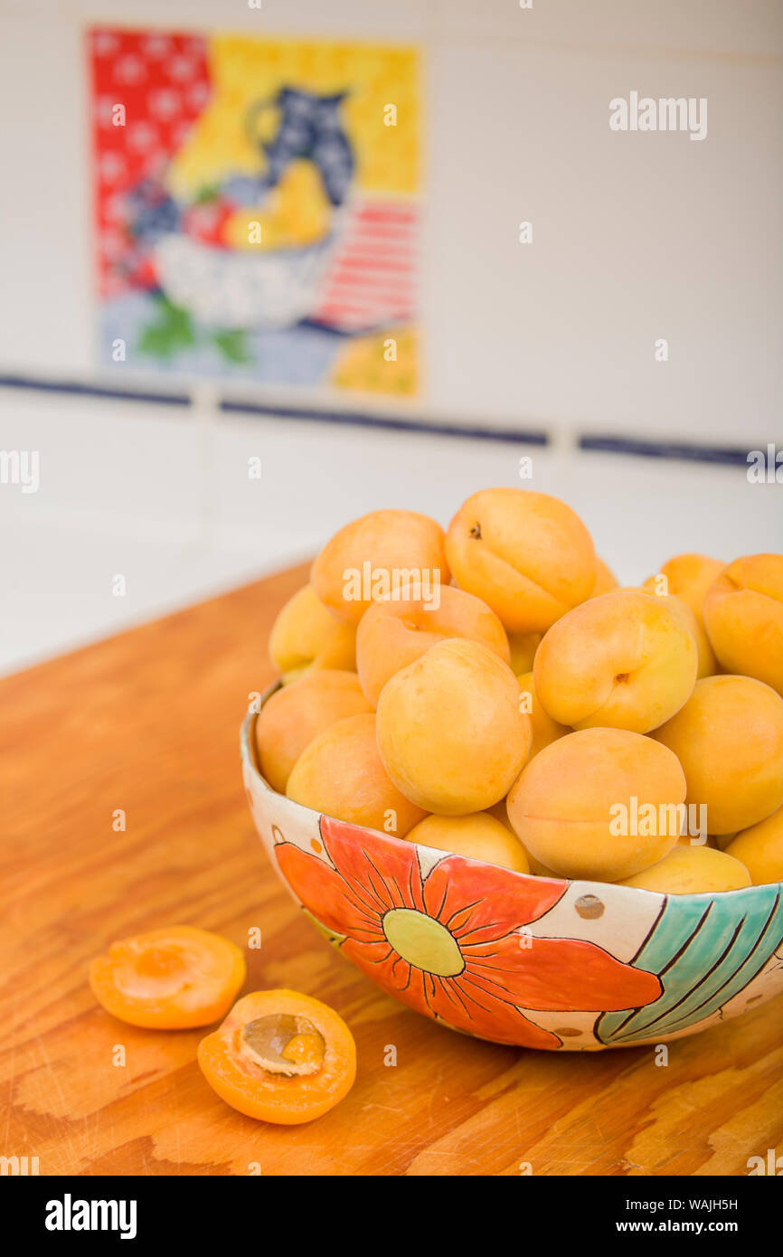Bol d'abricots en poterie artisanale bol, d'être prêts pour la déshydratation. Sélectionnez les fruits frais et bien mûre. Produire des immatures n'a pas la saveur et la couleur. (PR) Banque D'Images