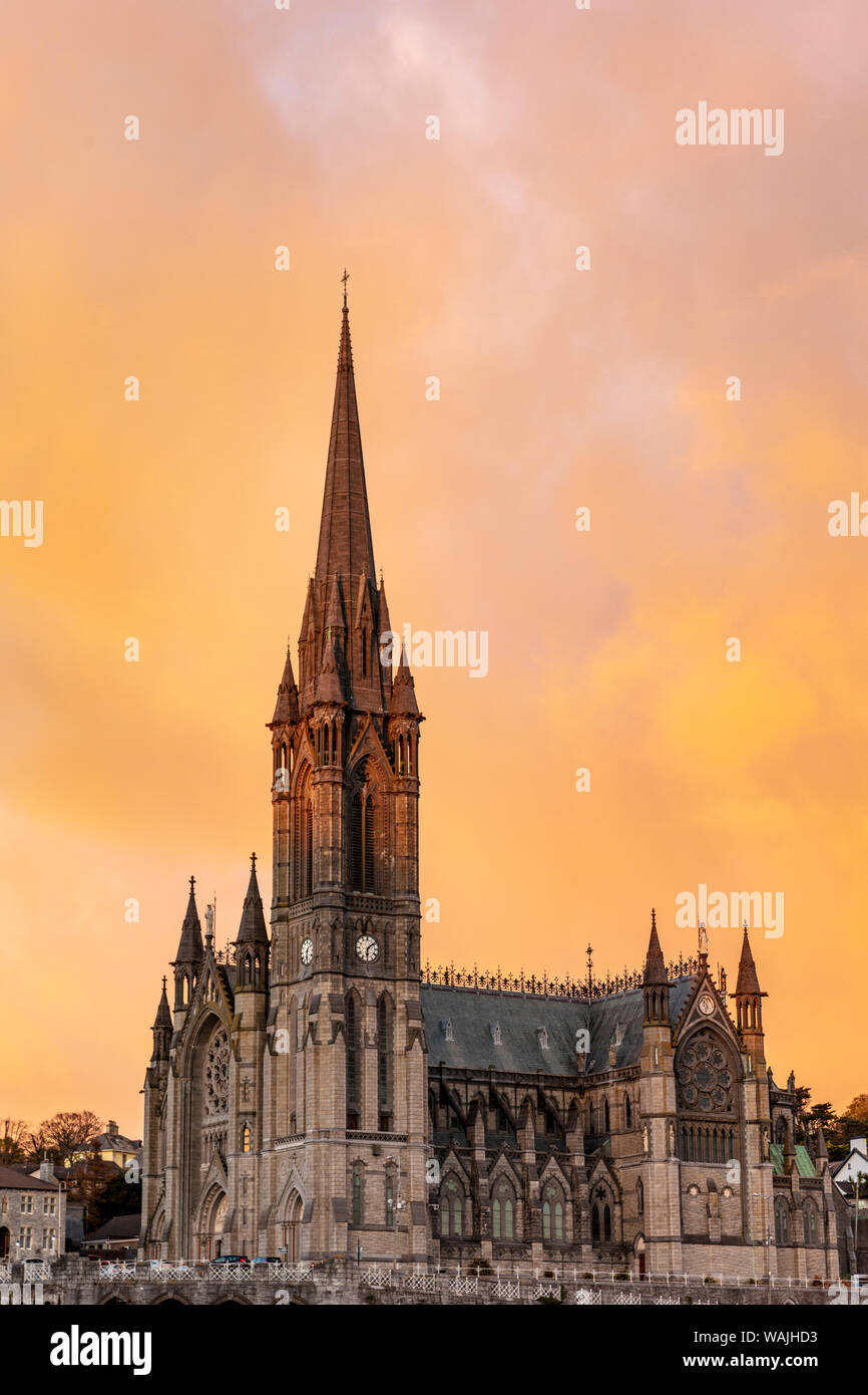 Coucher Soleil nuages sur la cathédrale saint Colman à Cobh, Irlande Banque D'Images