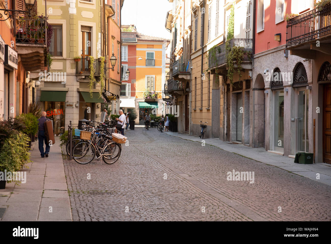 L'Italie, Lombardie, Cremona. Rue Pavée avec des vélos et de vieux bâtiments Banque D'Images