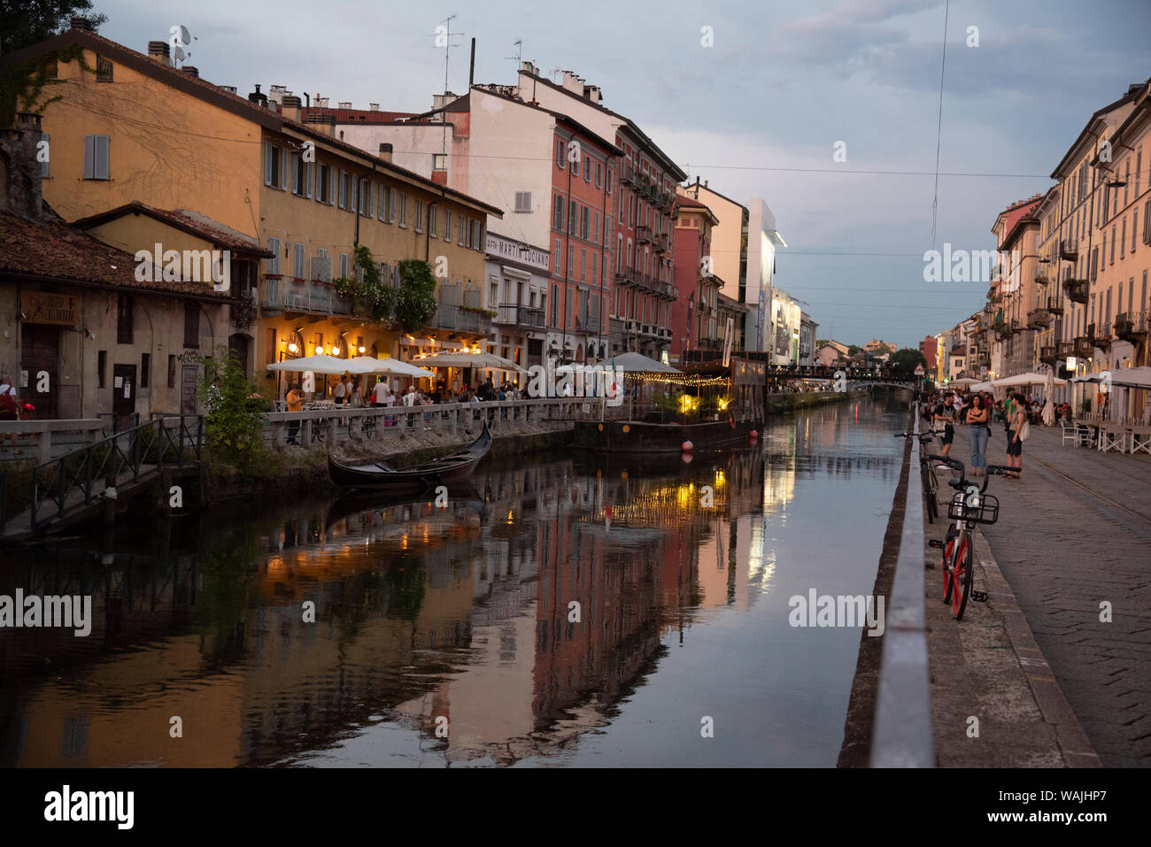 L'Italie, Lombardie, Milan. Historic canal Naviglio Grande région connue pour sa vie nocturne animée Banque D'Images