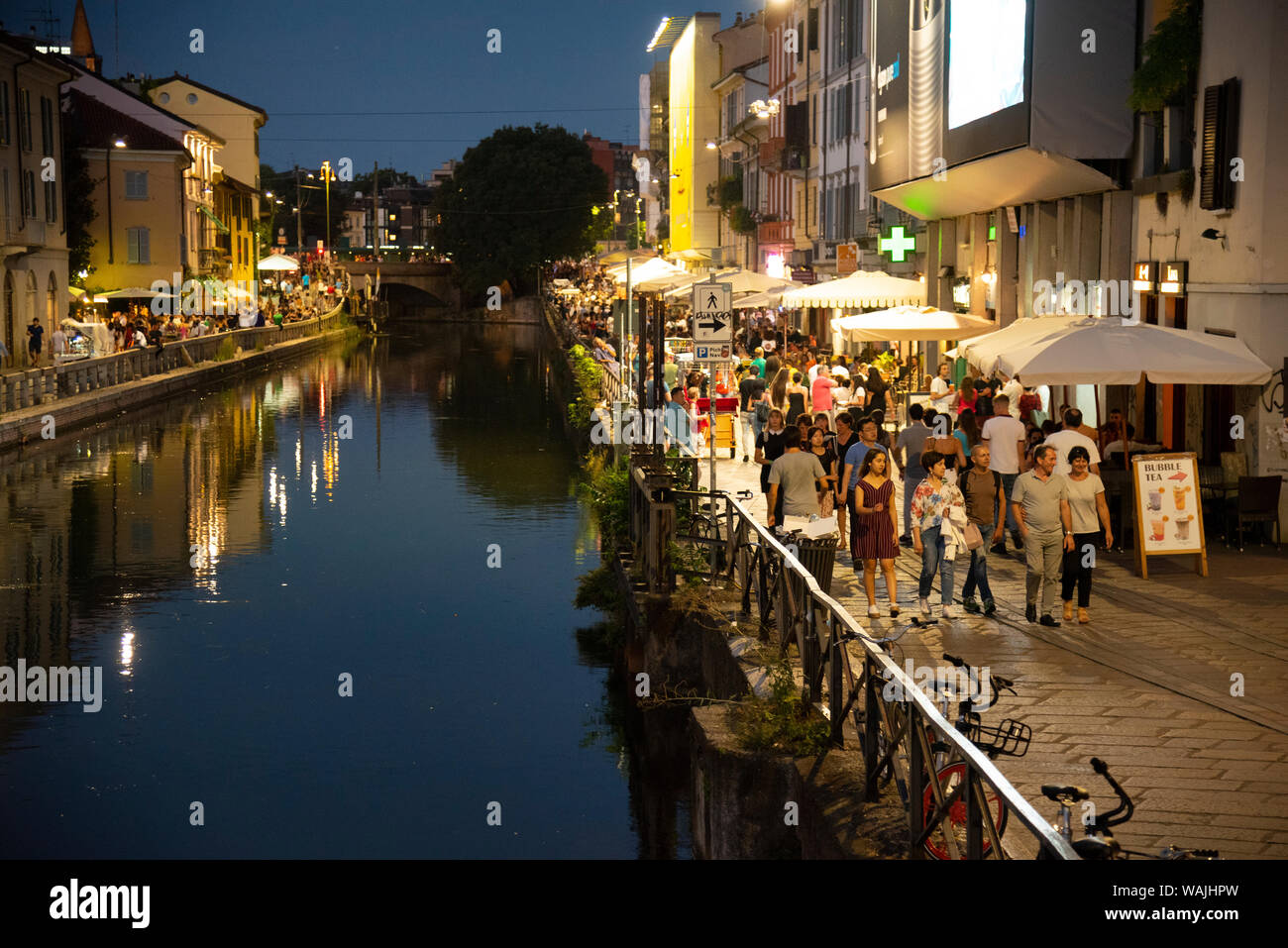 L'Italie, Lombardie, Milan. Historic canal Naviglio Grande région connue pour sa vie nocturne animée Banque D'Images