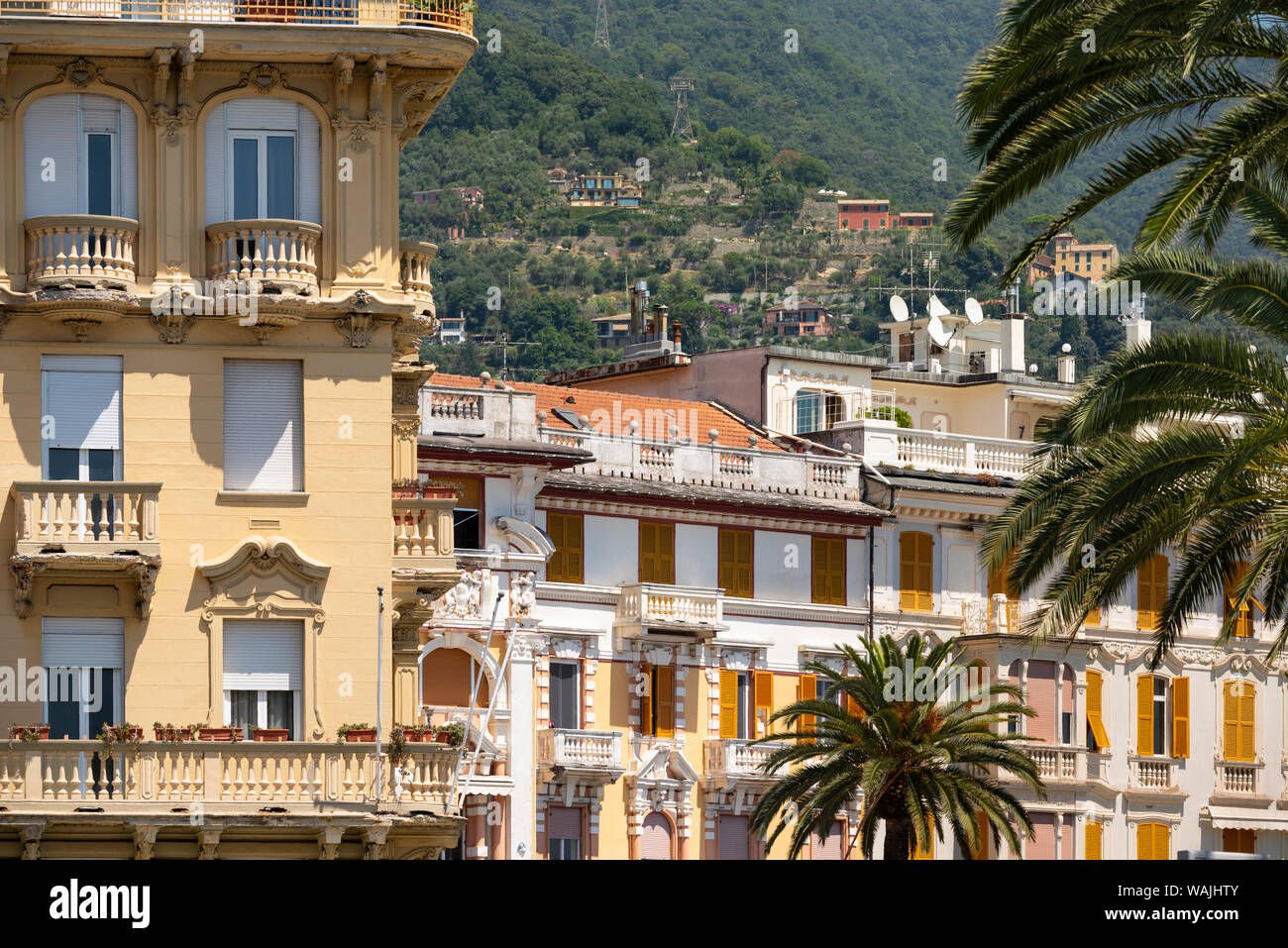 Italie, Province de Gênes, Rapallo. Bâtiments colorés dans cadre d'une station Banque D'Images