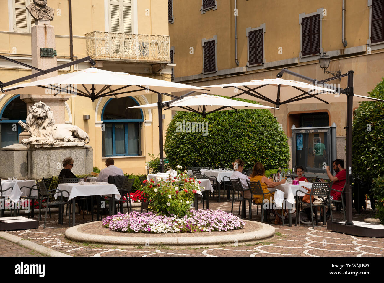 L'Italie, Piémont, Valenza. Café en plein air en été Banque D'Images