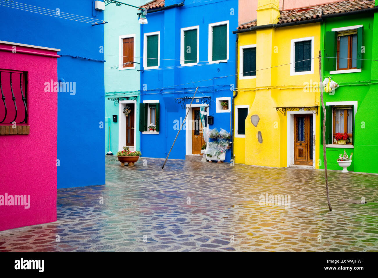 L'Italie, de Burano. Maison colorée et windows des murs. En tant que crédit : Jim Nilsen / Jaynes Gallery / DanitaDelimont.com Banque D'Images