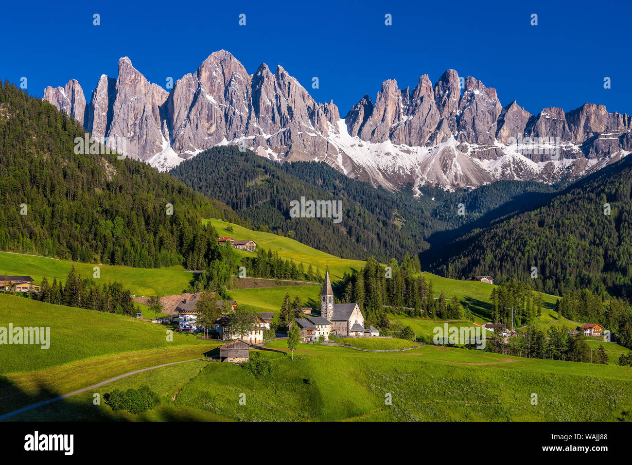 L'Italie, Dolomites, Val di Funes. Chapelle de Saint Magdalena dans le village. En tant que crédit : Jim Nilsen / Jaynes Gallery / DanitaDelimont.com Banque D'Images