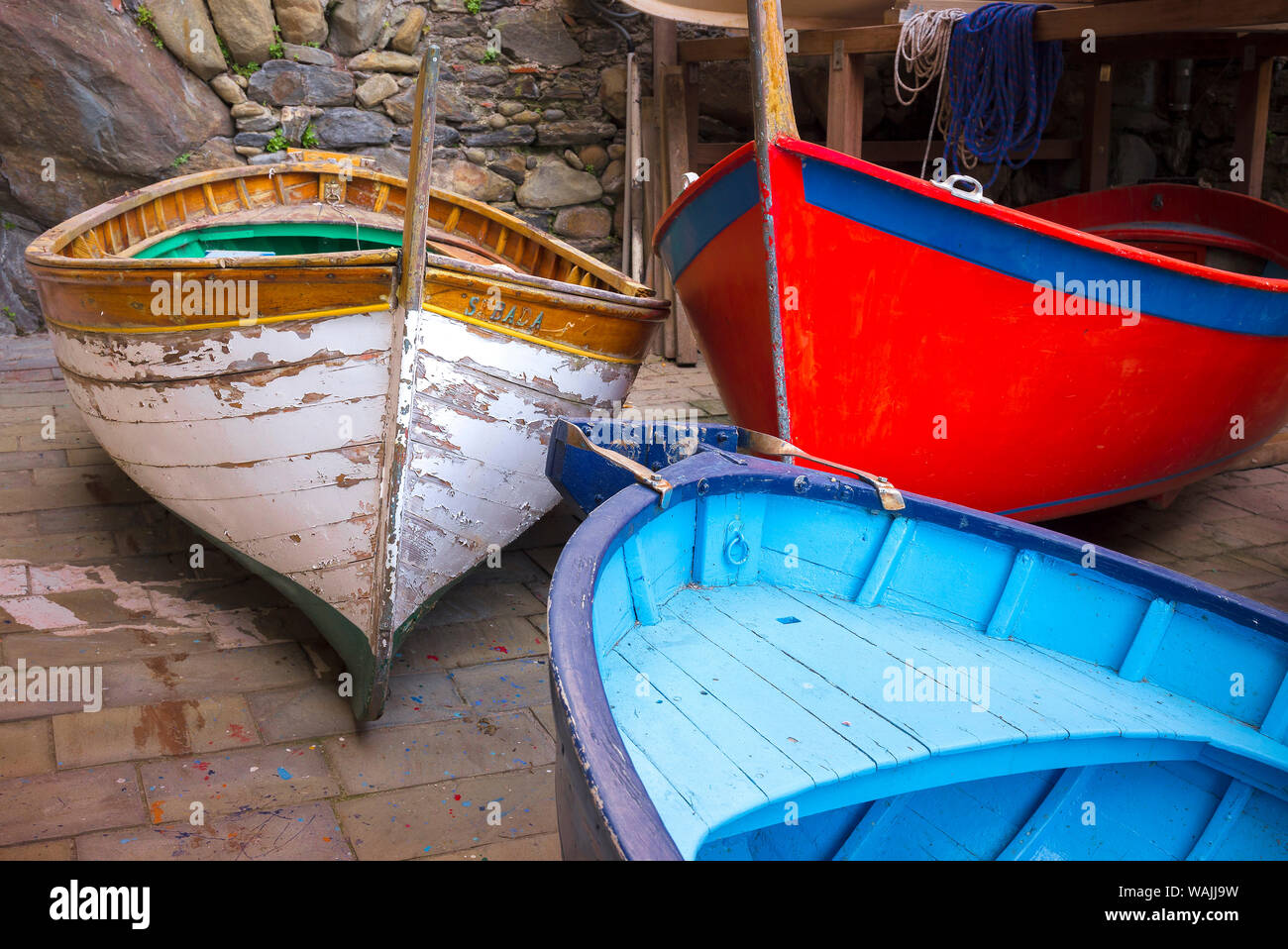 L'Italie, Riomaggiore. Bateaux de pêche colorés. En tant que crédit : Jim Nilsen / Jaynes Gallery / DanitaDelimont.com Banque D'Images