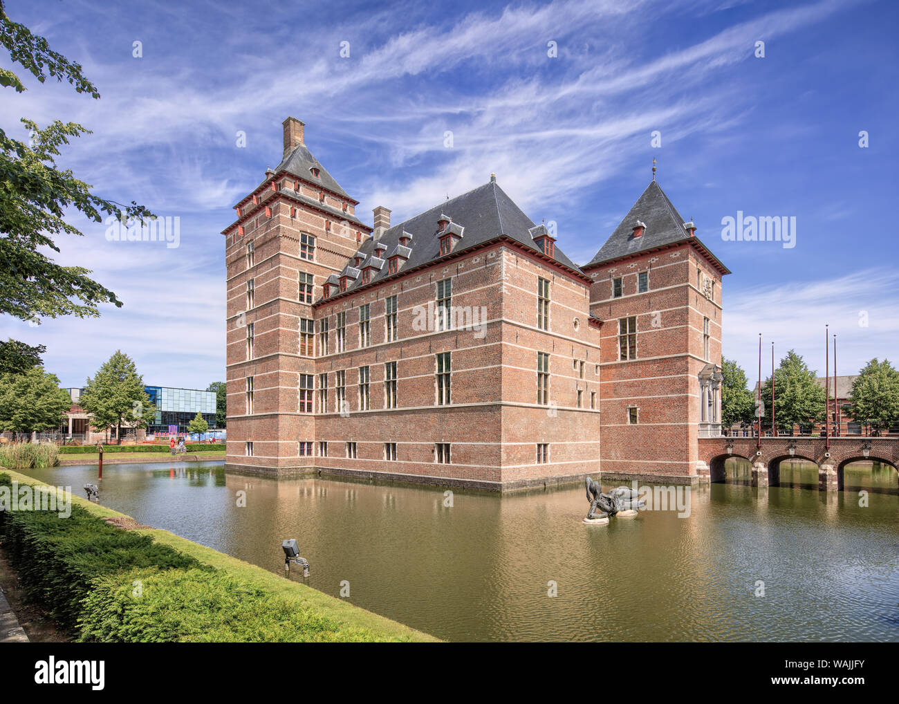 Château des Ducs de Brabant (12ème siècle) entouré par un canal dans le centre historique de Turnhou, Belgique. Banque D'Images