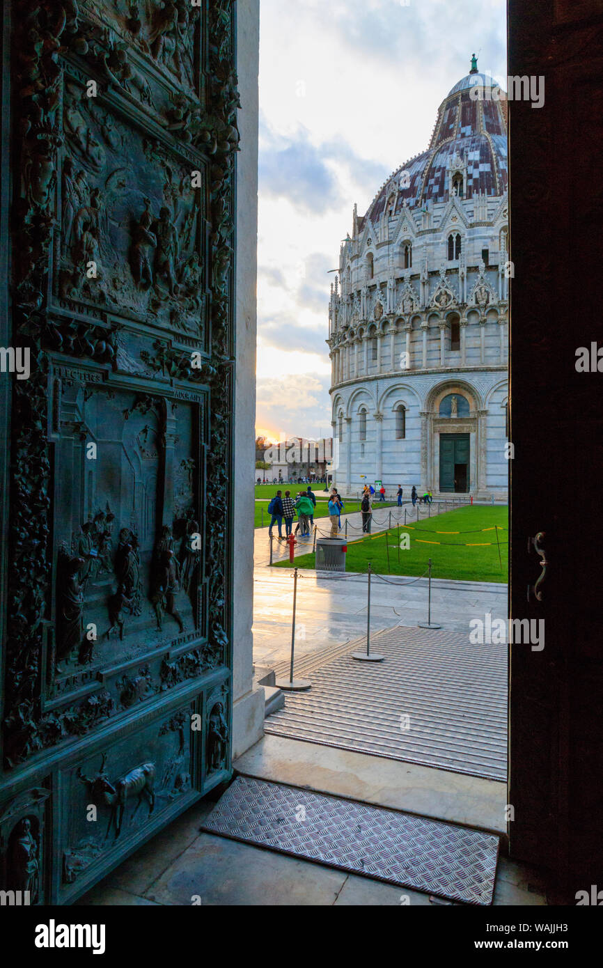 La cathédrale de Pise, Italie, Duomo di Pisa. Une cité médiévale cathédrale catholique de style roman pisan. Porte donnant sur le baptistère. Banque D'Images