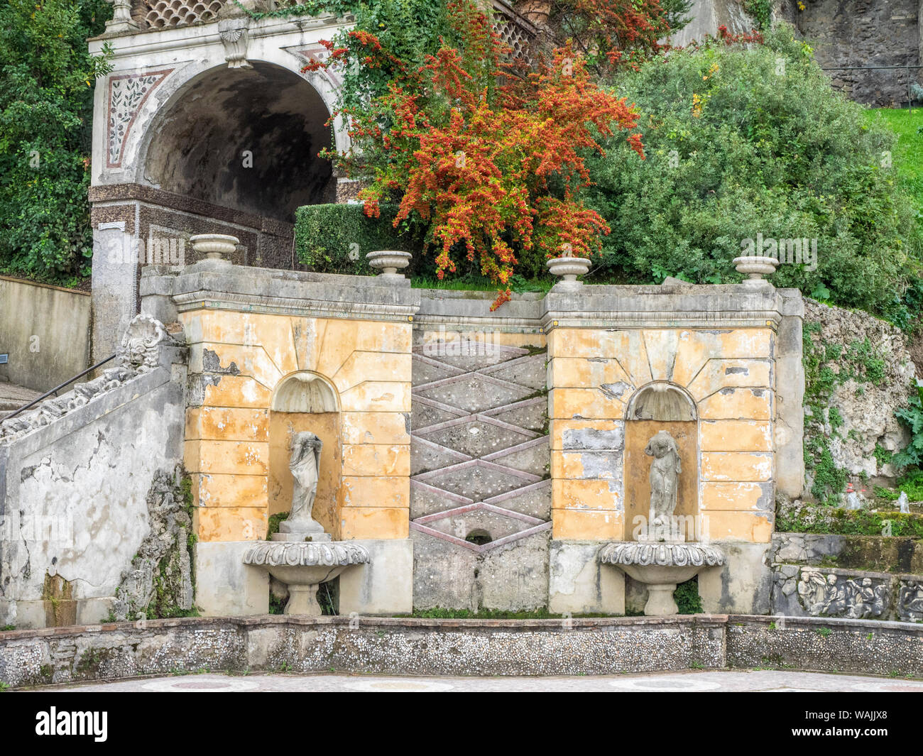 Italie, Latium, Tivoli, Villa d'Este. Statues sans tête dans les jardins de la Villa d'Este. Banque D'Images