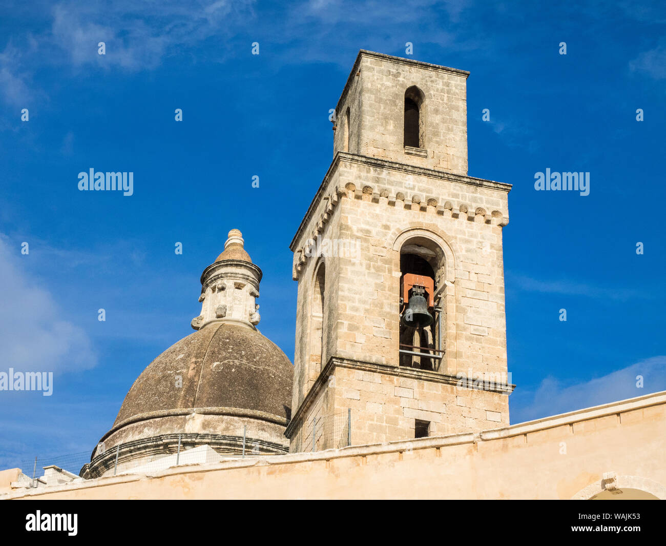 L'Italie, Bari, Pouilles, Monopoli. Le clocher et le dôme de la Chiesa di San Domenico. Banque D'Images