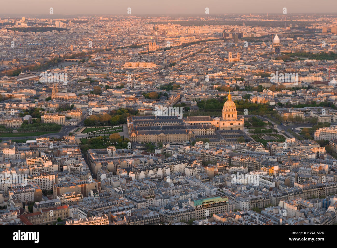 Vue de haut niveau à l'échelle du quartier des Invalides et du Dôme des Invalides. Vue de la Tour Eiffel, Paris, France Banque D'Images