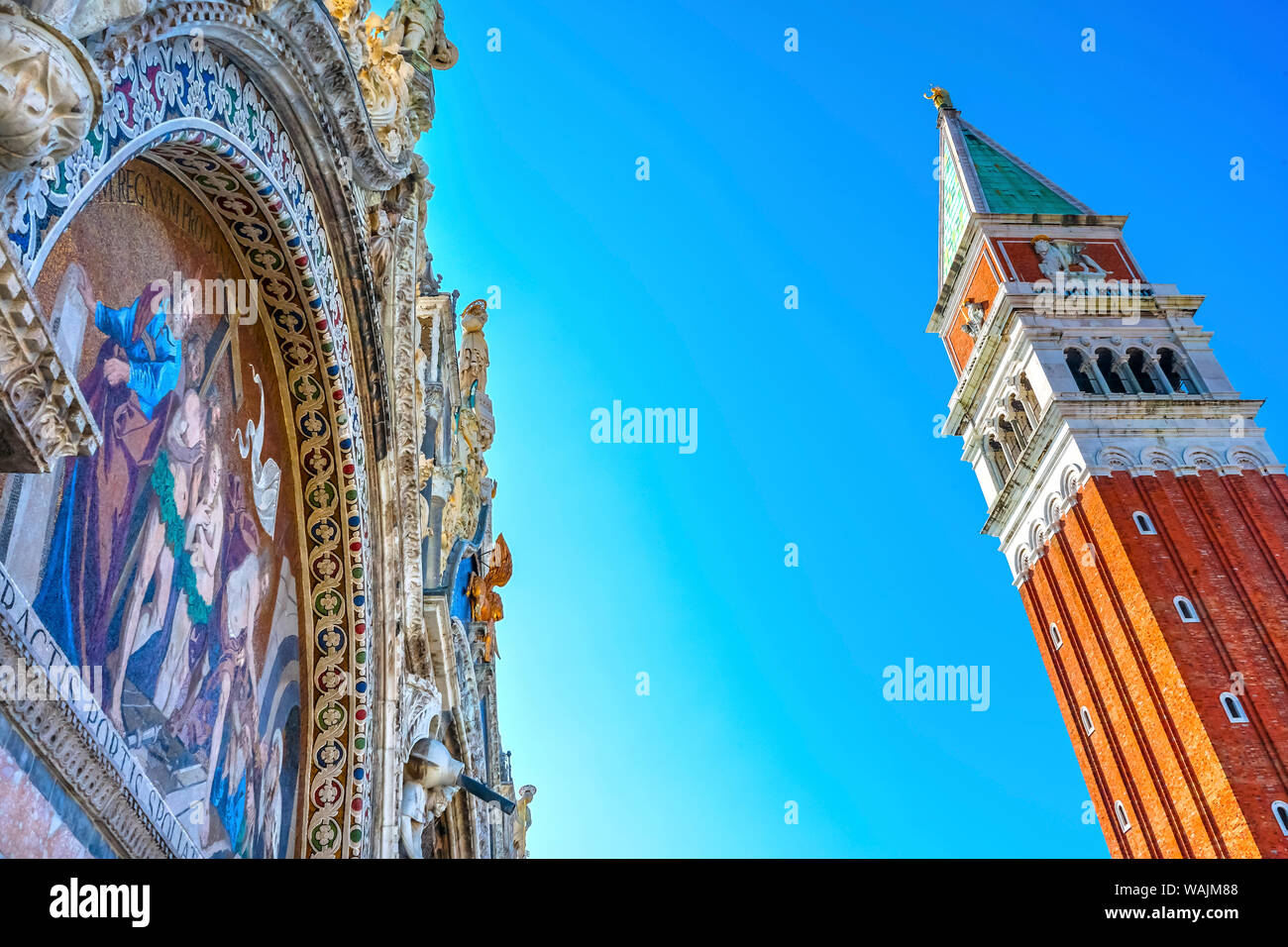 Piazza San Marco (Place Saint Marc), Venise, Italie. Tout d'abord érigée en 1173. Créé 1063, l'église Saint Mark's AD reliques déplacé à cette église Banque D'Images