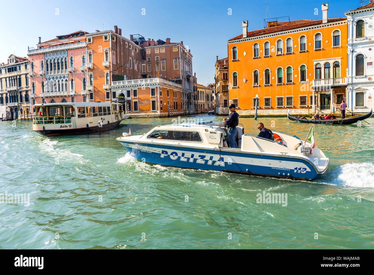 Bateau de police bleu et blanc, gondola ferry, Grand Canal, Venise, Italie. Textes italiens sur l'ambulance dit 'ambulance' et 'urgence de Venise. ' Banque D'Images