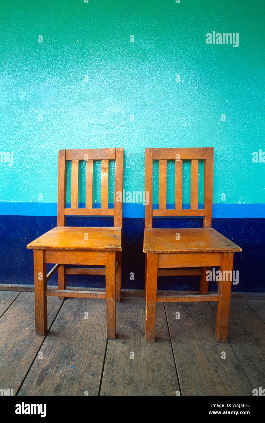 L'Amérique centrale, le Guatemala. Deux chaises en bois contre le mur bleu. En tant que crédit : Jim Nilsen / Jaynes Gallery / DanitaDelimont.com Banque D'Images