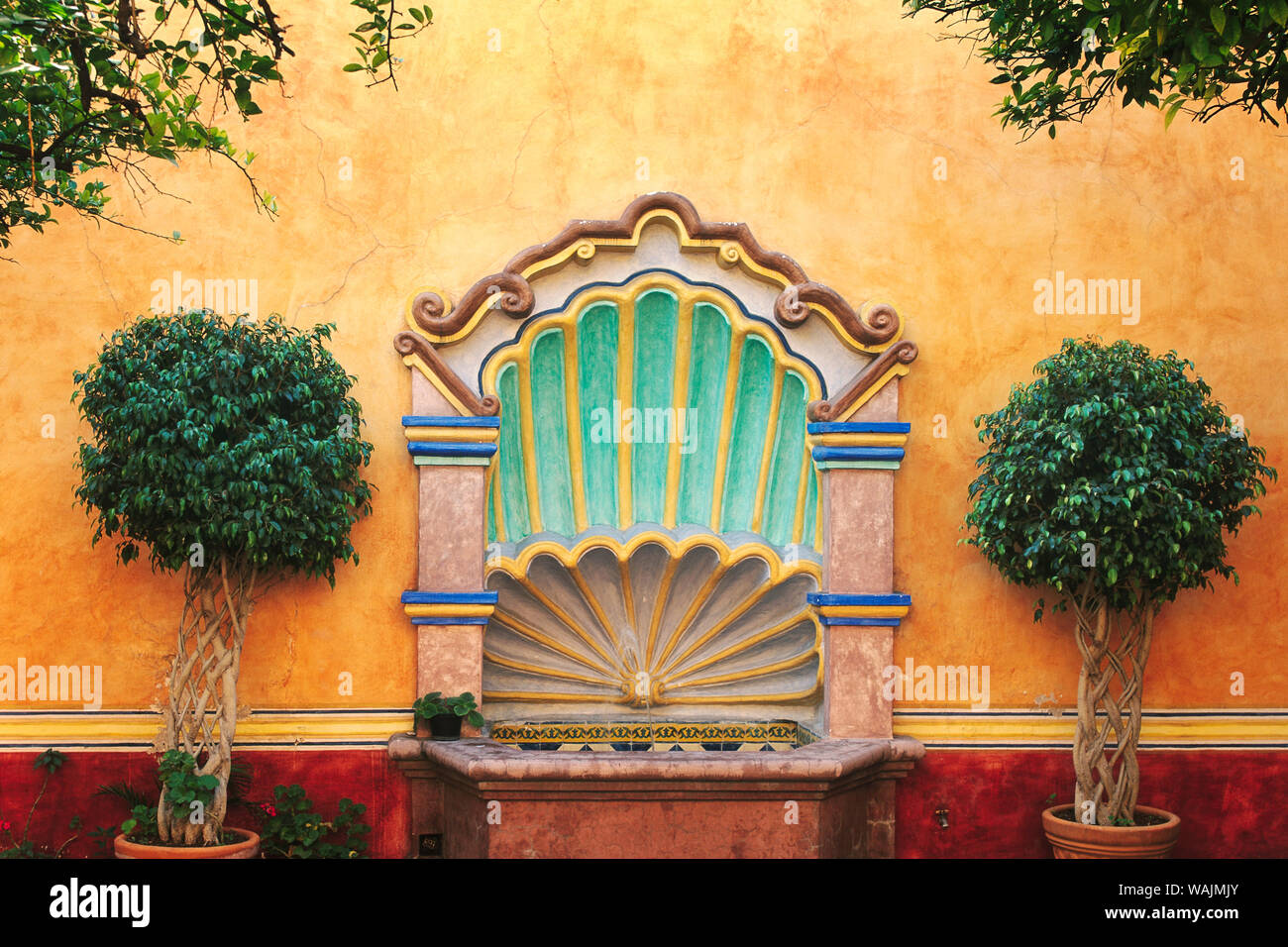 Le Mexique, Querétaro. Cour intérieure avec fontaine. En tant que crédit : Jim Nilsen / Jaynes Gallery / DanitaDelimont.com Banque D'Images