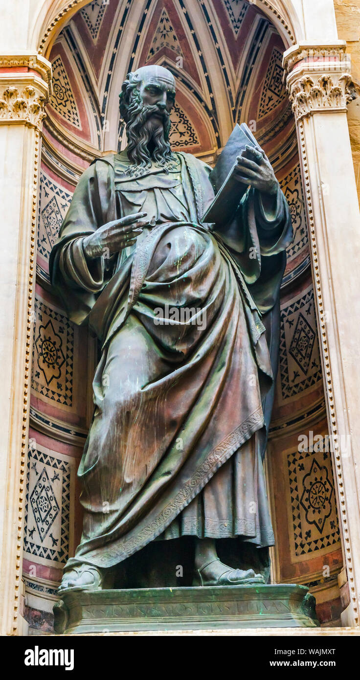 Saint Jean Evangéliste statue, l'église Orsanmichele, Florence, Italie. Statue par Baccio del Porto 1513 Banque D'Images