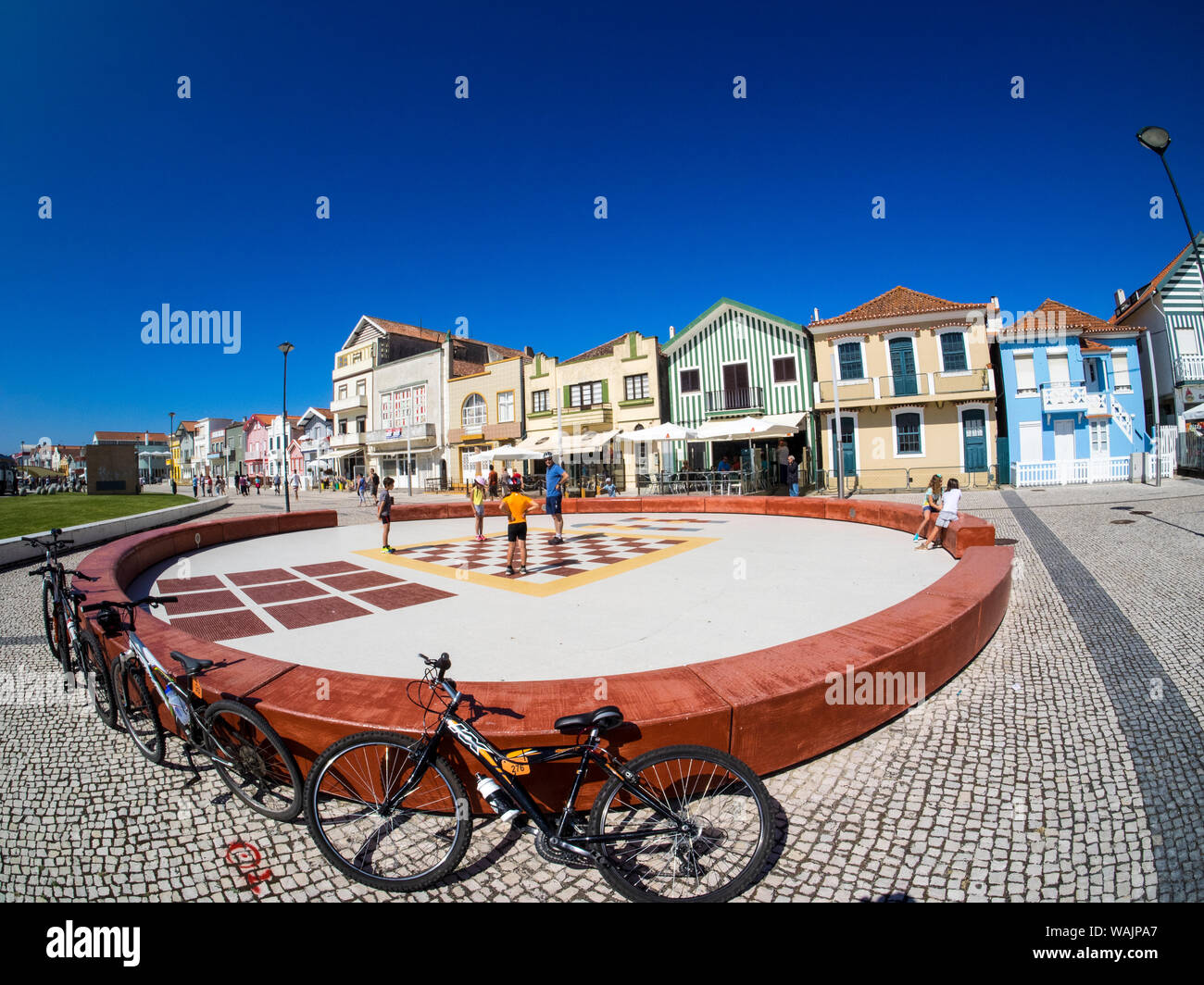 Portugal, Costa Nova. Aire de jeux le long de la rue de la ville Banque D'Images