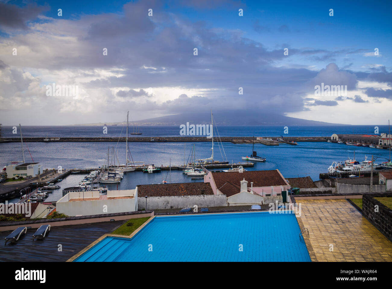 Le Portugal, Açores, île de Faial, Horta. Portrait de front de mer et Volcan Pico Banque D'Images
