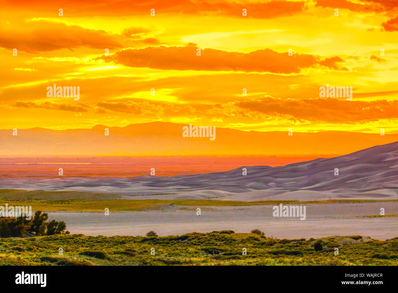 USA, Colorado, Great Sand Dunes National Park and Preserve. Coucher de soleil sur les dunes. En tant que crédit : Fred Seigneur / Jaynes Gallery / DanitaDelimont.com Banque D'Images