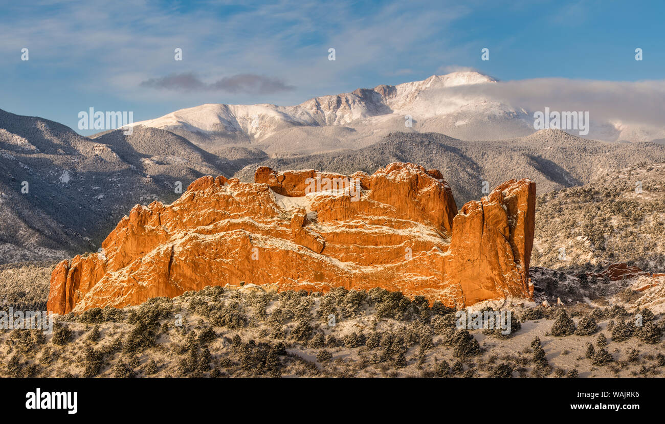 USA, Colorado, le Jardin des Dieux. Neige fraîche sur Pikes Peak et formation de grès. En tant que crédit : Don Grall / Jaynes Gallery / DanitaDelimont.com Banque D'Images
