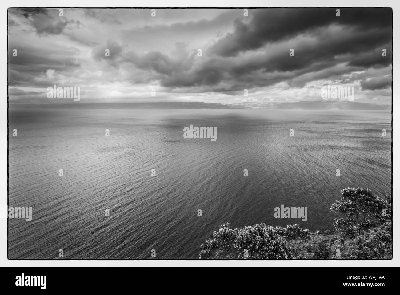 Le Portugal, Açores, l'île de Pico, Terra Alta. Miradouro da Terra Alta, point de vue de l'île de Sao Jorge Banque D'Images