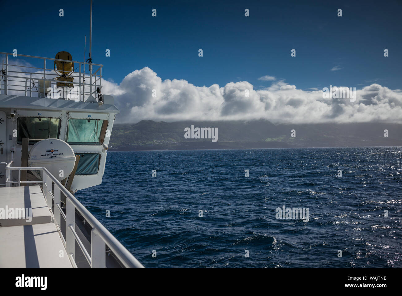 Portugal, Azores, Sao Jorge, Velas. Vue depuis le ferry inter-îles Banque D'Images