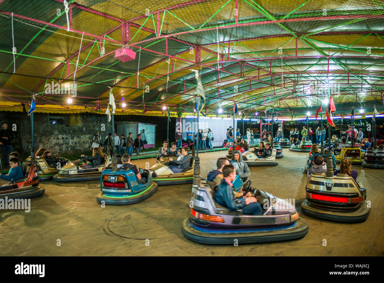 Le Portugal, Azores, Sao Miguel Island, Ponta Delgada. Festa Santo Christo dos Milagres festival, auto tamponneuse carnival ride Banque D'Images