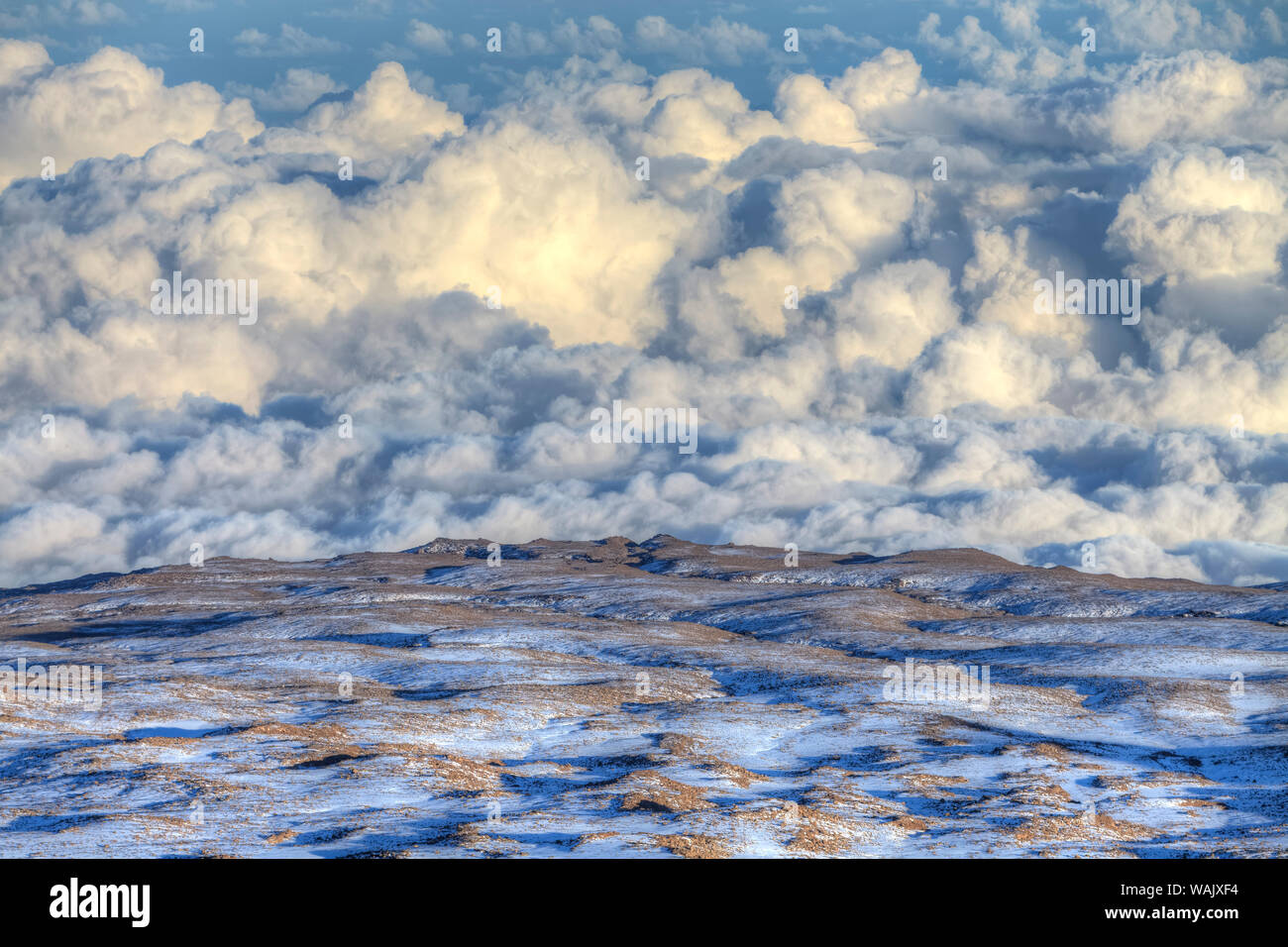 Vue depuis Les Observatoires Maunakea (4200 mètres), le sommet de Maunakea sur l'île de Hawaii héberge le plus grand observatoire astronomique du monde, avec des télescopes utilisés par les astronomes de 11 pays. Banque D'Images