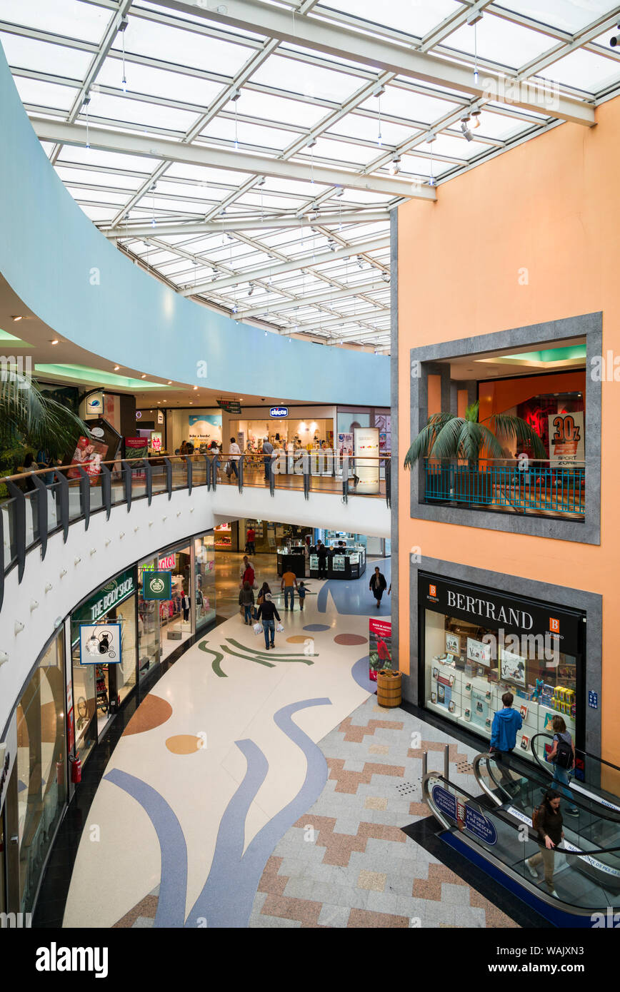 Le Portugal, Azores, Sao Miguel Island, Ponta Delgada. Parque Atlantico shopping mall interior Banque D'Images