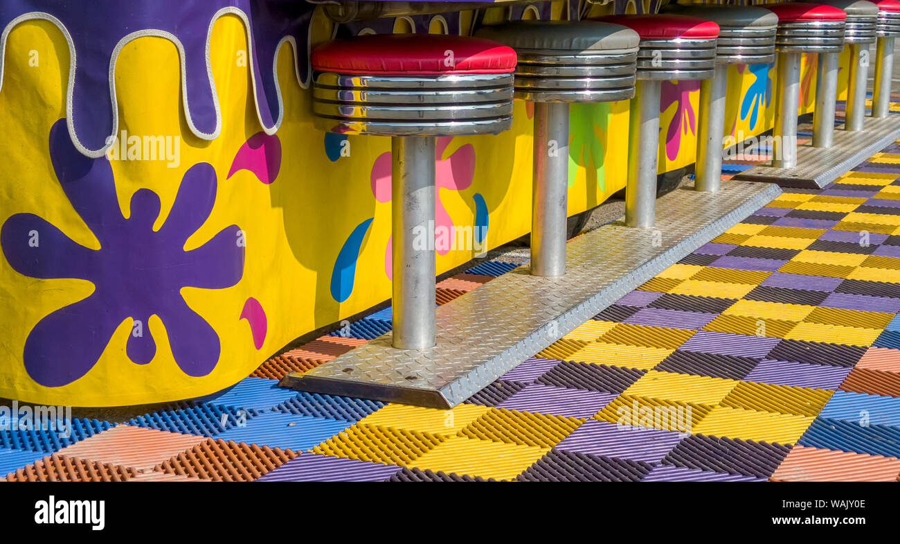 USA, Indiana, Indianapolis. Tabourets colorés au stand sur le jeu à mi-chemin. En tant que crédit : Wendy Kaveney Jaynes / Galerie / DanitaDelimont.com Banque D'Images