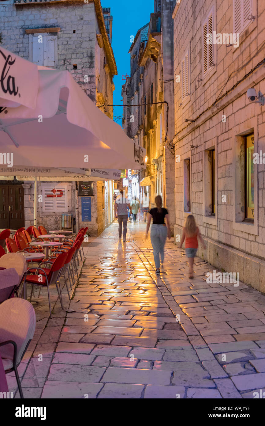 La Croatie, Trogire. Les gens sur l'allée de la ville au crépuscule. En tant que crédit : Fred Seigneur / Jaynes Gallery / DanitaDelimont.com Banque D'Images La Croatie, Trogire. Les gens sur l'allée de la ville au crépuscule. En tant que crédit : Fred Seigneur / Jaynes Gallery / DanitaDelimont.com Banque D'Images