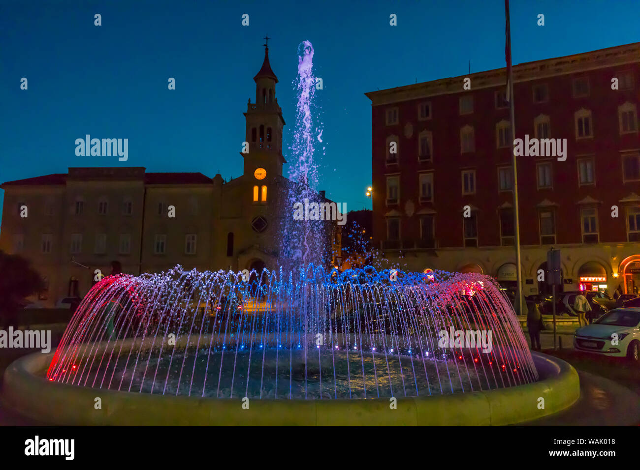 La Croatie, Split. Vue de la fontaine de la plaza de nuit. Crédit comme Fred Seigneur / Jaynes Gallery / DanitaDelimont.com Banque D'Images