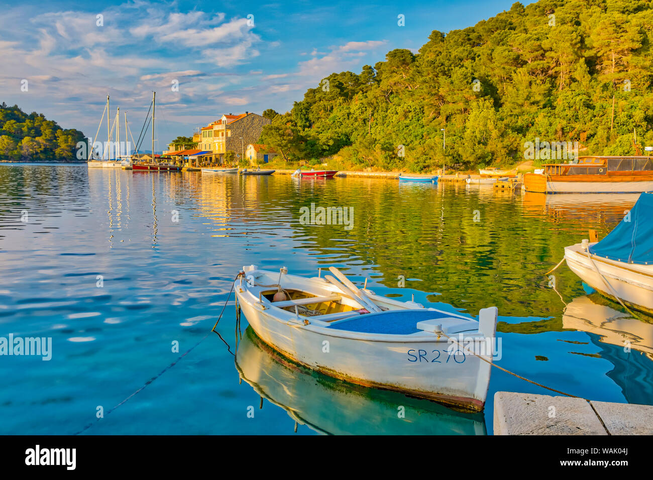 La Croatie, Pomena. Coucher de soleil sur port et île de Miljet. En tant que crédit : Fred Seigneur / Jaynes Gallery / DanitaDelimont.com Banque D'Images