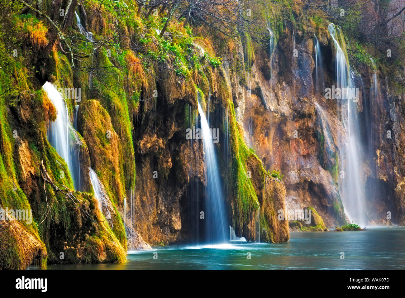 L'Europe, la Croatie, le parc national des Lacs de Plitvice. En chutes d'eau. En tant que crédit : Jim Nilsen / Jaynes Gallery / DanitaDelimont.com Banque D'Images
