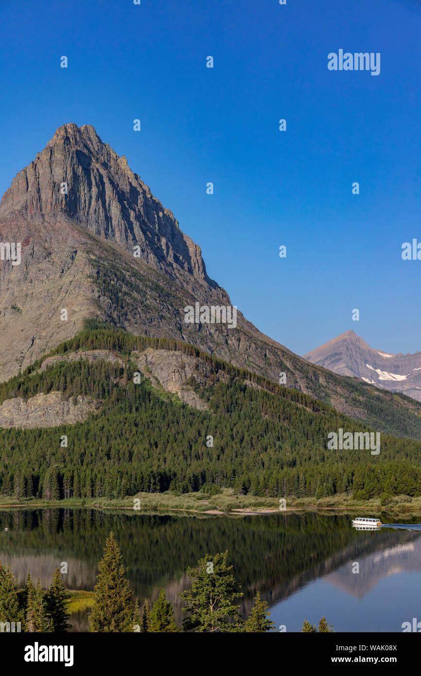 Excursion en bateau sur le lac Swiftcurrent dans le Glacier National Park, Montana, USA Banque D'Images